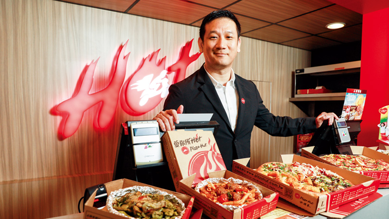 攤開拉麵等奇異口味的披薩，必勝客台灣總經理梁家俊一上任就顛覆產品設計：「我們要當電商，一切要快！」
